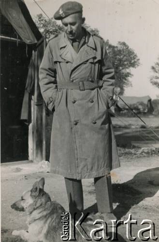 1945-1946, Włochy.
Podpułkownik Józef Kramczyński z psem.
Fot. NN, zbiory Krzysztofa Barbarskiego, reprodukcje cyfrowe w Ośrodku KARTA w Warszawie i w Instytucie Polskim i Muzeum im. gen. Sikorskiego w Londynie.