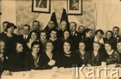 1934, Rawicz, Polska.
Przyjęcie, w ostatnim rzędzie 3 z lewej starosta Rawicza Stanisław Łobos, 4. z lewej major Józef Kramczyński z 55 Pułku Piechoty, przed nimi Ludwika Kramczyńska z domu Gruber, żona majora Kramczyńskiego, 4. z lewej siedzi żona starosty Helena Łobos.
Fot. NN, zbiory Krzysztofa Barbarskiego, reprodukcje cyfrowe w Ośrodku KARTA w Warszawie i w Instytucie Polskim i Muzeum im. gen. Sikorskiego w Londynie.