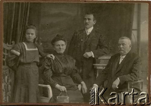 1910 (?), Lwów, Polska pod zaborem rosyjskim.
Maria z domu Jackowska i Dionizy Gruber z dziećmi Ludwiką i Leopoldem. 
Fot. NN, zbiory Krzysztofa Barbarskiego, reprodukcje cyfrowe w Ośrodku KARTA w Warszawie i w Instytucie Polskim i Muzeum im. gen. Sikorskiego w Londynie.