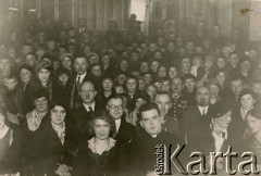 1932-1936, Rawicz, Polska.
Przyjęcie bożonarodzeniowe zorganizowane dla dzieci. W drugim rzędzie major Józef Kramczyński z 55 Pułku Piechoty, 1. z prawej w pierwszym rzędzie jego żona Ludwika z domu Gruber, z przodu Helena Łobos, za nią jej mąż, starosta Rawicza Stanisław Łobos (w okularach).
Fot. NN, zbiory Krzysztofa Barbarskiego, reprodukcje cyfrowe w Ośrodku KARTA w Warszawie i w Instytucie Polskim i Muzeum im. gen. Sikorskiego w Londynie.
