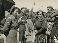 1945-1946, Włochy.
Z prawej podpułkownik Józef Kramczyński (7 Dywizja Piechoty) i jego żona Ludwika z domu Gruber, ochotniczka Pomocniczej Służby Kobiet. Z lewej Halina Wajs, potem Hertmanowska.
Fot. NN, zbiory Krzysztofa Barbarskiego, reprodukcje cyfrowe w Ośrodku KARTA w Warszawie i w Instytucie Polskim i Muzeum im. gen. Sikorskiego w Londynie.