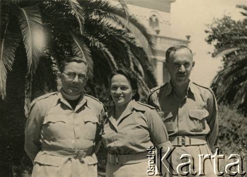 1945-1946, Włochy.
Podpułkownik Józef Kramczyński i jego żona Ludwika z domu Gruber, ochotniczka Pomocniczej Służby Kobiet, w towarzystwie księdza.
Fot. NN, zbiory Krzysztofa Barbarskiego, reprodukcje cyfrowe w Ośrodku KARTA w Warszawie i w Instytucie Polskim i Muzeum im. gen. Sikorskiego w Londynie.