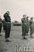 18.03.1945, San Basilio, Włochy.
Wizyta generała dywizji Władysława Andersa (z lewej) w obozie 7 Dywizji Piechoty. 3. z prawej p.o. Zastępcy Dowódcy 7 Dywizji Piechoty podpułkownik Józef Kramczyński.
Fot. K. Hrynkiewicz, Oddział Propagandy i Kultury Armii Polskiej na Wschodzie, zbiory Krzysztofa Barbarskiego, reprodukcje cyfrowe w Ośrodku KARTA w Warszawie i w Instytucie Polskim i Muzeum im. gen. Sikorskiego w Londynie.