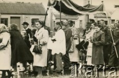 Po 1947, Cark, Kumbria, Anglia, Wielka Brytania.
Uroczystość Bożego Ciała w polskim obozie. 3. z prawej podpułkownik Józef Kramczyński.
Fot. NN, zbiory Krzysztofa Barbarskiego, reprodukcje cyfrowe w Ośrodku KARTA w Warszawie i w Instytucie Polskim i Muzeum im. gen. Sikorskiego w Londynie.