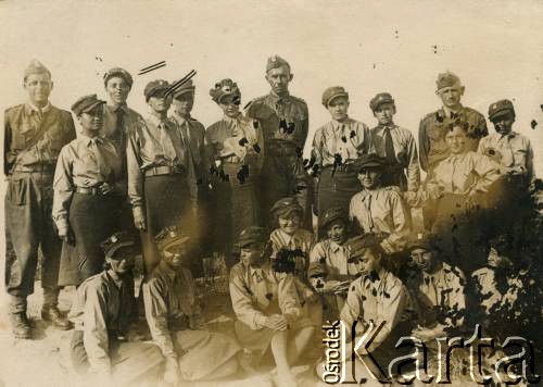 1942, Kenimech, Uzbecka SRR, ZSRR.
Ochotniczki Pomocniczej Służby Kobiet i żołnierze 23 Pułku Piechoty. W środku dowódca pułku podpułkownik Józef Kramczyński.
Fot. NN, zbiory Krzysztofa Barbarskiego, reprodukcje cyfrowe w Ośrodku KARTA w Warszawie i w Instytucie Polskim i Muzeum im. gen. Sikorskiego w Londynie.