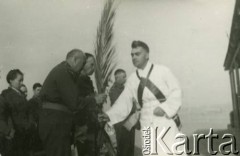 1943, Irak.
Niedziela Palmowa w 7 Brygadzie Strzelców, na pierwszym planie 2. z lewej dowódca brygady podporucznik Józef Kramczyński.
Fot. NN, zbiory Krzysztofa Barbarskiego, reprodukcje cyfrowe w Ośrodku KARTA w Warszawie i w Instytucie Polskim i Muzeum im. gen. Sikorskiego w Londynie.