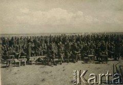 1942-1943, Bliski Wschód.
Uroczystość w 7 Dywizji Piechoty (od września 1942 roku 7 Dywizji Zapasowej).
Fot. NN, zbiory Krzysztofa Barbarskiego, reprodukcje cyfrowe w Ośrodku KARTA w Warszawie i w Instytucie Polskim i Muzeum im. gen. Sikorskiego w Londynie.