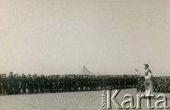 1942-1943, Bliski Wschód.
Uroczystość religijna w 7 Dywizji Piechoty (od września 1942 roku 7 Dywizji Zapasowej).
Fot. NN, zbiory Krzysztofa Barbarskiego, reprodukcje cyfrowe w Ośrodku KARTA w Warszawie i w Instytucie Polskim i Muzeum im. gen. Sikorskiego w Londynie.
