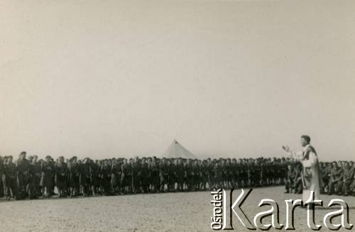 1942-1943, Bliski Wschód.
Uroczystość religijna w 7 Dywizji Piechoty (od września 1942 roku 7 Dywizji Zapasowej).
Fot. NN, zbiory Krzysztofa Barbarskiego, reprodukcje cyfrowe w Ośrodku KARTA w Warszawie i w Instytucie Polskim i Muzeum im. gen. Sikorskiego w Londynie.