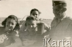1943, Bliski Wschód.
Dowódca 7 Brygady Strzelców podpułkownik Józef Kramczyński w towarzystwie ochotniczek Pomocniczej Służby Kobiet.
Fot. NN, zbiory Krzysztofa Barbarskiego, reprodukcje cyfrowe w Ośrodku KARTA w Warszawie i w Instytucie Polskim i Muzeum im. gen. Sikorskiego w Londynie.