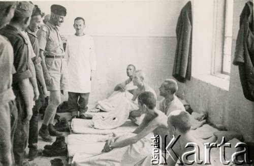 1942, Kenimech, Uzbecka SRR, ZSRR.
Wizyta generała dywizji Władysława Andersa w garnizonie 23 Pułku Piechoty. Gen. Anders odwiedza chorych w szpitalu, obok dowódca 7 Dywizji Piechoty pułkownik dyplomowany Leopold Okulicki.
Fot. NN, zbiory Krzysztofa Barbarskiego, reprodukcje cyfrowe w Ośrodku KARTA w Warszawie i w Instytucie Polskim i Muzeum im. gen. Sikorskiego w Londynie.