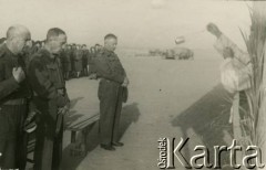 1943, Irak.
Niedziela Palmowa w 7 Brygadzie Strzelców, na pierwszym planie 2. z lewej dowódca brygady podporucznik Józef Kramczyński.
Fot. NN, zbiory Krzysztofa Barbarskiego, reprodukcje cyfrowe w Ośrodku KARTA w Warszawie i w Instytucie Polskim i Muzeum im. gen. Sikorskiego w Londynie.