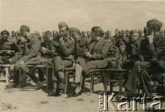 1942-1943, Bliski Wschód.
Uroczystość w 7 Dywizji Piechoty (od września 1942 roku 7 Dywizji Zapasowej).
Fot. NN, zbiory Krzysztofa Barbarskiego, reprodukcje cyfrowe w Ośrodku KARTA w Warszawie i w Instytucie Polskim i Muzeum im. gen. Sikorskiego w Londynie.