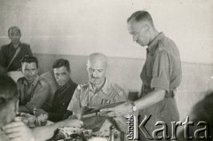 1942, Kenimech, Uzbecka SRR, ZSRR.
Wizyta generała dywizji Władysława Andersa (3. z prawej) w garnizonie 23 Pułku Piechoty. Śniadanie w kasynie, stoi dowódca 23 Pułku Piechoty podpułkownik Józef Kramczyński.
Fot. NN, zbiory Krzysztofa Barbarskiego, reprodukcje cyfrowe w Ośrodku KARTA w Warszawie i w Instytucie Polskim i Muzeum im. gen. Sikorskiego w Londynie.
