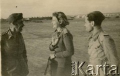 1943, Bliski Wschód.
Obóz 7 Brygady Strzelców. Dowódca brygady podpułkownik Józef Kramczyński (z lewej), Krystyna Cało i jej mąż.
Fot. NN, zbiory Krzysztofa Barbarskiego, reprodukcje cyfrowe w Ośrodku KARTA w Warszawie i w Instytucie Polskim i Muzeum im. gen. Sikorskiego w Londynie.