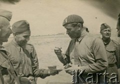 Kwiecień 1942, Kenimech, Uzbecka SRR, ZSRR.
Przejęcie dowództwa nad 7 Dywizją Piechoty przez pułkownika dyplomowanego Leopolda Okulickiego. Generał brygady Zygmunt Bohusz-Szyszko wśród (na pierwszym planie z prawej) i płk. dyp. Okulicki po zdaniu dywizji.
Fot. NN, zbiory Krzysztofa Barbarskiego, reprodukcje cyfrowe w Ośrodku KARTA w Warszawie i w Instytucie Polskim i Muzeum im. gen. Sikorskiego w Londynie.
