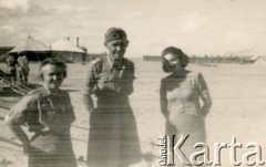 1943, Bliski Wschód.
Dowódca 7 Brygady Strzelców podpułkownik Józef Kramczyński w towarzystwie kobiet.
Fot. NN, zbiory Krzysztofa Barbarskiego, reprodukcje cyfrowe w Ośrodku KARTA w Warszawie i w Instytucie Polskim i Muzeum im. gen. Sikorskiego w Londynie.