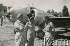 1945-1946, Włochy.
Oficerowie 2 Korpusu Polskiego. Z lewej generał brygady Marian Przewłocki, dowódca Bazy 2 Korpusu we Włoszech, z prawej podpułkownik Józef Kramczyński, pełniący obowiązki dowódcy 7 Dywizji Piechoty.
Fot. NN, zbiory Krzysztofa Barbarskiego, reprodukcje cyfrowe w Ośrodku KARTA w Warszawie i w Instytucie Polskim i Muzeum im. gen. Sikorskiego w Londynie.
