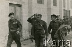 18.03.1945, San Basilio, Włochy.
Wizyta generała dywizji Władysława Andersa (1. z lewej) w obozie 7 Dywizji Piechoty. Obok gen. dyw. Andersa idzie p.o. Zastępcy Dowódcy 7 Dywizji Piechoty podpułkownik Józef Kramczyński.
Fot. NN, zbiory Krzysztofa Barbarskiego, reprodukcje cyfrowe w Ośrodku KARTA w Warszawie i w Instytucie Polskim i Muzeum im. gen. Sikorskiego w Londynie.
