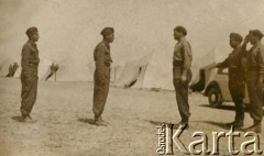Kwiecień 1942, Kenimech, Uzbecka SRR, ZSRR.
Przejęcie dowództwa nad 7 Dywizją Piechoty przez pułkownika dyplomowanego Leopolda Okulickiego. Dotychczasowy dowódca dywizji generał brygady Zygmunt Bohusz-Szyszko przyjmuje raport dowódcy 23 Pułku Piechoty podpułkownika Józefa Kramczyńskiego, 2. z prawej pułkownik dyplomowany Leopold Okulicki.
Fot. NN, zbiory Krzysztofa Barbarskiego, reprodukcje cyfrowe w Ośrodku KARTA w Warszawie i w Instytucie Polskim i Muzeum im. gen. Sikorskiego w Londynie.
