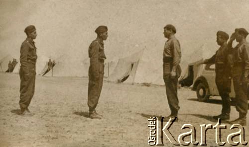 Kwiecień 1942, Kenimech, Uzbecka SRR, ZSRR.
Przejęcie dowództwa nad 7 Dywizją Piechoty przez pułkownika dyplomowanego Leopolda Okulickiego. Dotychczasowy dowódca dywizji generał brygady Zygmunt Bohusz-Szyszko przyjmuje raport dowódcy 23 Pułku Piechoty podpułkownika Józefa Kramczyńskiego, 2. z prawej pułkownik dyplomowany Leopold Okulicki.
Fot. NN, zbiory Krzysztofa Barbarskiego, reprodukcje cyfrowe w Ośrodku KARTA w Warszawie i w Instytucie Polskim i Muzeum im. gen. Sikorskiego w Londynie.