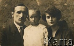 Lipiec 1922, Płock, Polska.
Maria z Jezierskich i Władysław Barbarscy z synem Januszem Wincentym.
Fot. Sylwin Przybojewski, zbiory Krzysztofa Barbarskiego, reprodukcje cyfrowe w Ośrodku KARTA w Warszawie i w Instytucie Polskim i Muzeum im. gen. Sikorskiego w Londynie.