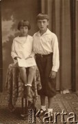 Lipiec 1933, Warszawa, Polska.
Bracia Janusz Wincenty (z prawej) i Bartłomiej Barbarscy. 
Fot. NN, zbiory Krzysztofa Barbarskiego, reprodukcje cyfrowe w Ośrodku KARTA w Warszawie i w Instytucie Polskim i Muzeum im. gen. Sikorskiego w Londynie.