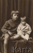 1926, Polska.
Bracia Janusz Wincenty (z lewej) i Bartłomiej Barbarscy. 
Fot. NN, zbiory Krzysztofa Barbarskiego, reprodukcje cyfrowe w Ośrodku KARTA w Warszawie i w Instytucie Polskim i Muzeum im. gen. Sikorskiego w Londynie.