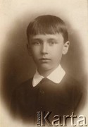 1929, Polska.
Janusz Wincenty Barbarski.
Fot. NN, zbiory Krzysztofa Barbarskiego, reprodukcje cyfrowe w Ośrodku KARTA w Warszawie i w Instytucie Polskim i Muzeum im. gen. Sikorskiego w Londynie.
