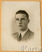 1938, Warszawa, Polska.
Janusz Wincenty Barbarski
Fot. NN, zbiory Krzysztofa Barbarskiego, reprodukcje cyfrowe w Ośrodku KARTA w Warszawie i w Instytucie Polskim i Muzeum im. gen. Sikorskiego w Londynie.