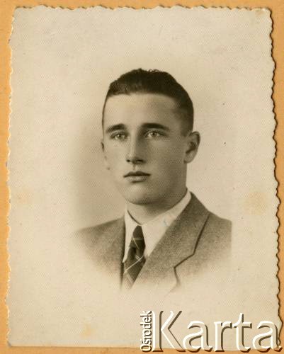 1938, Warszawa, Polska.
Janusz Wincenty Barbarski
Fot. NN, zbiory Krzysztofa Barbarskiego, reprodukcje cyfrowe w Ośrodku KARTA w Warszawie i w Instytucie Polskim i Muzeum im. gen. Sikorskiego w Londynie.