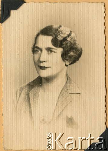 Lata 30., Warszawa, Polska.
Maria z Jezierskich Barbarska.
Fot. NN, zbiory Krzysztofa Barbarskiego, reprodukcje cyfrowe w Ośrodku KARTA w Warszawie i w Instytucie Polskim i Muzeum im. gen. Sikorskiego w Londynie.