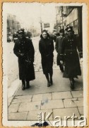 Grudzień 1937, Warszawa, Polska.
Z lewej Janusz Wincenty Barbarski, uczeń Szkoły Podchorążych Broni Pancernej w Modlinie.
Fot. NN, zbiory Krzysztofa Barbarskiego, reprodukcje cyfrowe w Ośrodku KARTA w Warszawie i w Instytucie Polskim i Muzeum im. gen. Sikorskiego w Londynie.