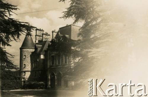 Czerwiec 1940, Francja.
Les Loges en Losas. Zamek, w którym mieszkali żołnierze 1. Batalionu Czołgów.
Fot. NN, zbiory Krzysztofa Barbarskiego, reprodukcje cyfrowe w Ośrodku KARTA w Warszawie i w Instytucie Polskim i Muzeum im. gen. Sikorskiego w Londynie.
