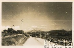 Wiosna 1940, Francja.
Droga St. Cecile les Vignes - Orange, w głębi Mont Ventoux.
Fot. NN, zbiory Krzysztofa Barbarskiego, reprodukcje cyfrowe w Ośrodku KARTA w Warszawie i w Instytucie Polskim i Muzeum im. gen. Sikorskiego w Londynie.
