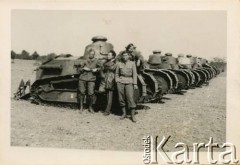 Wiosna 1940, Francja.
St. Cecile les Vignes - plac ćwiczeń 1. Batalionu Czołgów. Żołnierze przy czołgach Renault FT-17.
Fot. NN, zbiory Krzysztofa Barbarskiego, reprodukcje cyfrowe w Ośrodku KARTA w Warszawie i w Instytucie Polskim i Muzeum im. gen. Sikorskiego w Londynie.