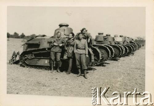 Wiosna 1940, Francja.
St. Cecile les Vignes - plac ćwiczeń 1. Batalionu Czołgów. Żołnierze przy czołgach Renault FT-17.
Fot. NN, zbiory Krzysztofa Barbarskiego, reprodukcje cyfrowe w Ośrodku KARTA w Warszawie i w Instytucie Polskim i Muzeum im. gen. Sikorskiego w Londynie.