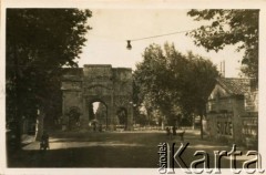 Wiosna 1940, Orange, Francja.
Rzymski łuk triumfalny, wzniesiony w I w. n.e.
Fot. NN, zbiory Krzysztofa Barbarskiego, reprodukcje cyfrowe w Ośrodku KARTA w Warszawie i w Instytucie Polskim i Muzeum im. gen. Sikorskiego w Londynie.