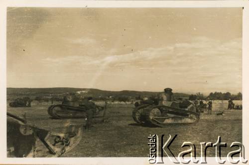 Wiosna 1940, St. Cecile les Vignes, Francja.
Plac ćwiczeń czołgów Renault FT-17.
Fot. NN, zbiory Krzysztofa Barbarskiego, reprodukcje cyfrowe w Ośrodku KARTA w Warszawie i w Instytucie Polskim i Muzeum im. gen. Sikorskiego w Londynie.