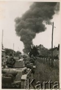 Czerwiec 1940, Francja.
Kampania nad Marną. Widoczne polskie oddziały pancerne i pożar.
Fot. NN, zbiory Krzysztofa Barbarskiego, reprodukcje cyfrowe w Ośrodku KARTA w Warszawie i w Instytucie Polskim i Muzeum im. gen. Sikorskiego w Londynie.