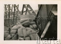 Czerwiec 1940, Francja.
Prawdopodobnie punkt obronny na moście.
Fot. NN, zbiory Krzysztofa Barbarskiego, reprodukcje cyfrowe w Ośrodku KARTA w Warszawie i w Instytucie Polskim i Muzeum im. gen. Sikorskiego w Londynie.