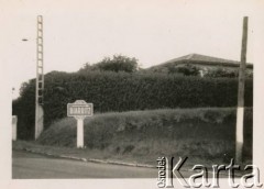 Czerwiec 1940, Francja.
Znak drogowy wskazujący kierunek do Biarritz. Zdjęcie wykonane po zakończeniu kampanii francuskiej.
Fot. NN, zbiory Krzysztofa Barbarskiego, reprodukcje cyfrowe w Ośrodku KARTA w Warszawie i w Instytucie Polskim i Muzeum im. gen. Sikorskiego w Londynie.