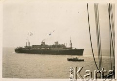 Czerwiec 1940, brak miejsca.
Ewakuacja Wojska Polskiego z Francji do Wielkiej Brytanii. Statek MS Batory, zdjęcie wykonane z pokładu statku MS Sobieski.
Fot. NN, zbiory Krzysztofa Barbarskiego, reprodukcje cyfrowe w Ośrodku KARTA w Warszawie i w Instytucie Polskim i Muzeum im. gen. Sikorskiego w Londynie.