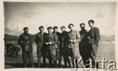 Lipiec 1940, Stoneyburn, Szkocja, Wielka Brytania.
1. Kompania 1. Batalionu Czołgów, 2. z prawej aspirant Janusz Wincenty Barbarski.
Fot. NN, zbiory Krzysztofa Barbarskiego, reprodukcje cyfrowe w Ośrodku KARTA w Warszawie i w Instytucie Polskim i Muzeum im. gen. Sikorskiego w Londynie.