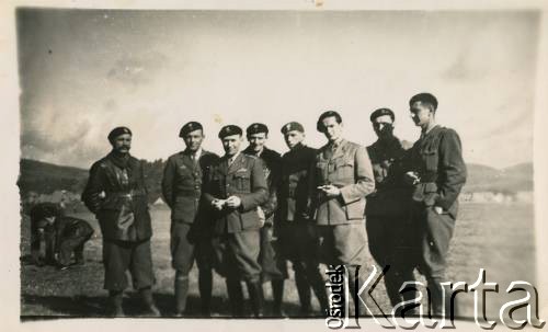 Lipiec 1940, Stoneyburn, Szkocja, Wielka Brytania.
1. Kompania 1. Batalionu Czołgów, 2. z prawej aspirant Janusz Wincenty Barbarski.
Fot. NN, zbiory Krzysztofa Barbarskiego, reprodukcje cyfrowe w Ośrodku KARTA w Warszawie i w Instytucie Polskim i Muzeum im. gen. Sikorskiego w Londynie.