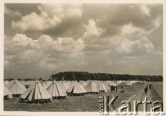 Czerwiec 1940, Haydock Park, Anglia, Wielka Brytania.
Obóz polskich oddziałów pancernych.
Fot. NN, zbiory Krzysztofa Barbarskiego, reprodukcje cyfrowe w Ośrodku KARTA w Warszawie i w Instytucie Polskim i Muzeum im. gen. Sikorskiego w Londynie.