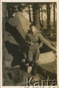 Wrzesień 1940, Stoneyburn, Szkocja, Wielka Brytania.
Polski obóz wojskowy, aspirant Janusz Wincenty Barbarski z 1. Batalionu Czołgów przed namiotem.
Fot. NN, zbiory Krzysztofa Barbarskiego, reprodukcje cyfrowe w Ośrodku KARTA w Warszawie i w Instytucie Polskim i Muzeum im. gen. Sikorskiego w Londynie.
