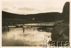 Sierpień 1940, Stoneyburn, Szkocja, Wielka Brytania.
Kładka przez rzekę Clyde. W Stoneyburn stacjonowały polskie oddziały pancerne.
Fot. NN, zbiory Krzysztofa Barbarskiego, reprodukcje cyfrowe w Ośrodku KARTA w Warszawie i w Instytucie Polskim i Muzeum im. gen. Sikorskiego w Londynie.