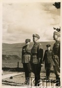 Lipiec 1940, Stoneyburn, Szkocja, Wielka Brytania.
Wizyta Naczelnego Wodza Polskich Sił Zbrojnych gen. dyw. Władysława Sikorskiego w polskim obozie wojskowym. Obok gen. Sikorskiego dowódca obozu gen. bryg. Bronisław Regulski (1. z prawej).
Fot. NN, zbiory Krzysztofa Barbarskiego, reprodukcje cyfrowe w Ośrodku KARTA w Warszawie i w Instytucie Polskim i Muzeum im. gen. Sikorskiego w Londynie.
