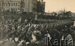 7.03.1941, Forfar, Szkocja, Wielka Brytania.
Wizyta króla Jerzego VI i królowej Elżbiety w I Korpusie Polskim. Defilada, w pierwszym rzędzie 2. z prawej aspirant Janusz Wincenty Barbarski z 1 Batalionu Czołgów.
Fot. NN, zbiory Krzysztofa Barbarskiego, reprodukcje cyfrowe w Ośrodku KARTA w Warszawie i w Instytucie Polskim i Muzeum im. gen. Sikorskiego w Londynie.